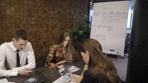 Team is having a brainstorming session 스톡 동영상 89138205