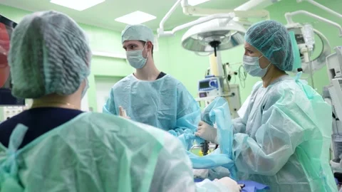 Team of highly professional surgeons and nurses is operating patient in modern Vidéo 167195250