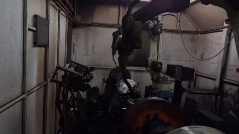 Team industrial robot are movement welding automotive part in factory Video stock 109451053