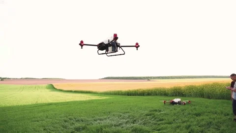 The team is installing two farm drones to spray fertilizer.  Vídeo Stock 194013792