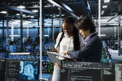 Team leader in data center teaching intern to optimize hardware for AI tasks 스톡 사진