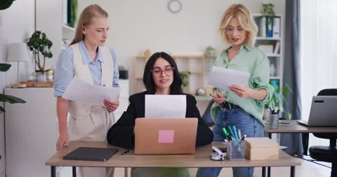 Team Leader Delegates Tasks to Office Workers Video stock 278080098