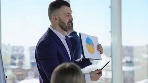 Team leader explaining diagram and employees commenting. Video stock 168938588