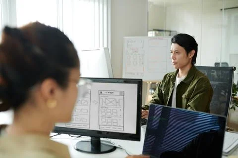 Team Leader Reviewing Code 스톡 사진