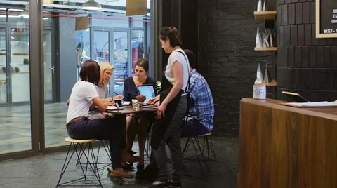 Team meeting brainstorm in cafe Video stock 58128078