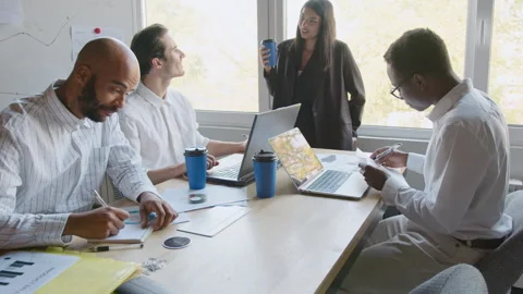 Team members in an office work together on crypto trading strategies. They are 스톡 동영상 335731967