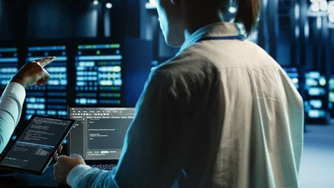 Team members programming in data center 库存照片