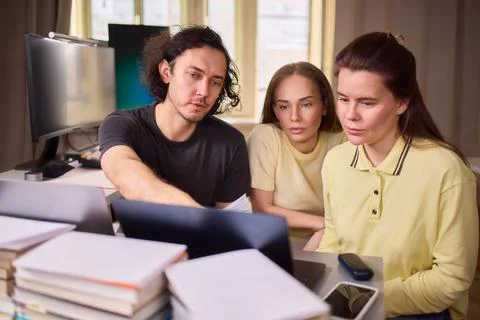 Team members sharing knowledge during dynamic software development session. Four Stockfoto's