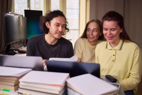 Team members sharing knowledge during dynamic software development session. Four Stockfoto's