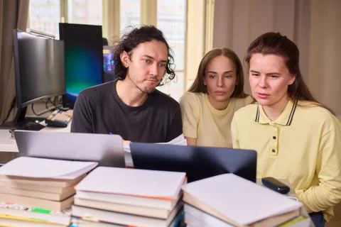Team members sharing knowledge during dynamic software development session. Four Stockfoto's