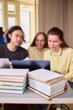 Team members sharing knowledge during dynamic software development session. Four Stockfoto's