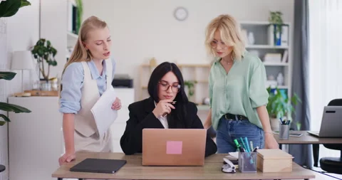 Team of Office Workers Brainstorming to Solve Project Problem Vidéo 278082825