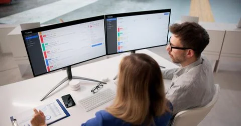 Team Overseeing Remote IT Support Tickets To Maintain System Compliance And S Foto stock