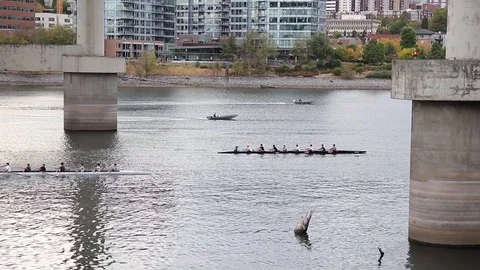 A team of people rowing on Willamette River in downtown Stockbeeldmateriaal 100652113