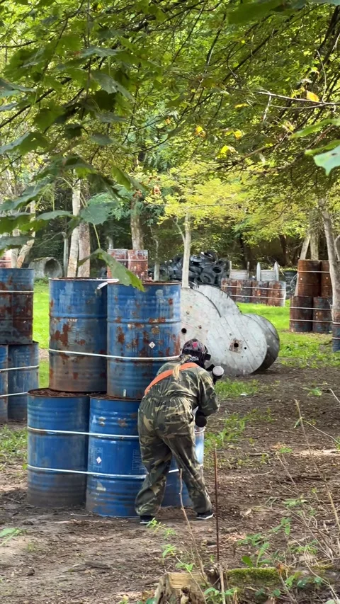 Team Playing Paintball Game in Action — Outdoor Battle Scene Stockbeeldmateriaal 315862883
