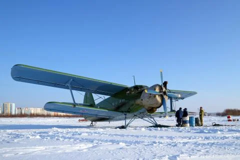 The team is preparing the an-2 plane for takeoff in the North of Siberia Foto stock