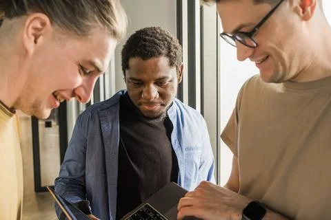 Team of professional software developer and brainstorming and programming on 스톡 사진