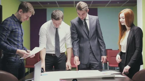 Team of professionals discusses the project, brainstorming in a business meeting Stock Footage 59834247