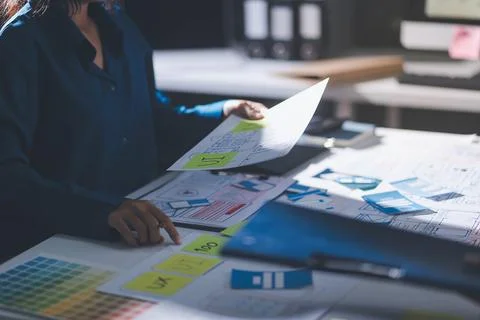 Team of Program Developer Collaborating on UXUI Design Planning in a Modern.. Foto stock