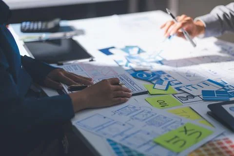 Team of Program Developer Collaborating on UXUI Design Planning in a Modern.. Foto stock