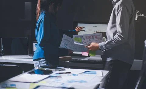 Team of Program Developer Collaborating on UXUI Design Planning in a Modern.. Foto stock