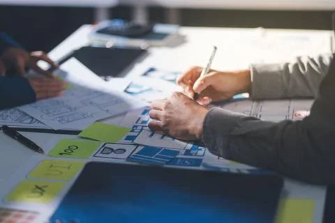 Team of Program Developer Collaborating on UXUI Design Planning in a Modern.. Foto stock