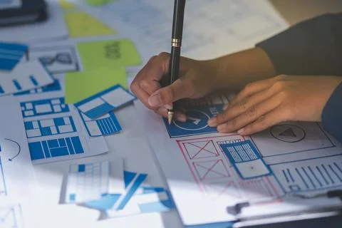 Team of Program Developer Collaborating on UXUI Design Planning in a Modern.. Foto stock