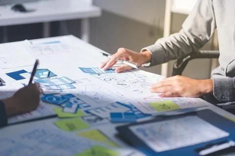 Team of Program Developer Collaborating on UXUI Design Planning in a Modern.. Foto stock