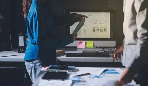 Team of Program Developer Collaborating on UXUI Design Planning in a Modern.. Foto stock