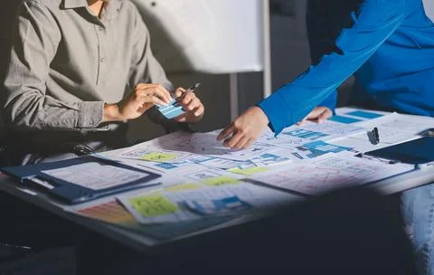 Team of Program Developer Collaborating on UXUI Design Planning in a Modern.. Foto stock