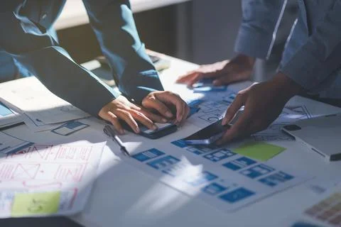 Team of Program Developer Collaborating on UXUI Design Planning in a Modern.. Foto stock