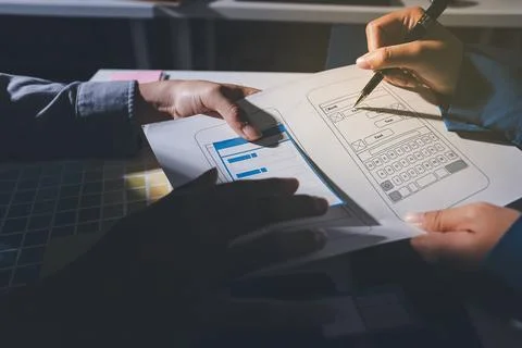 Team of Program Developer Collaborating on UXUI Design Planning in a Modern.. Foto stock