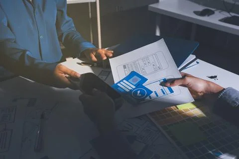 Team of Program Developer Collaborating on UXUI Design Planning in a Modern.. Foto stock