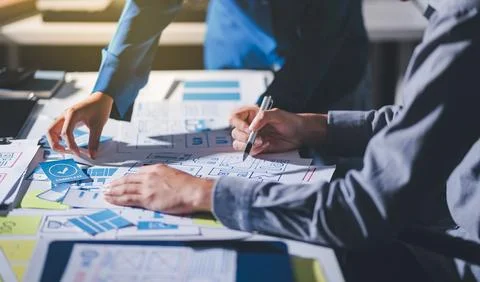 Team of Program Developer Collaborating on UXUI Design Planning in a Modern.. Foto stock