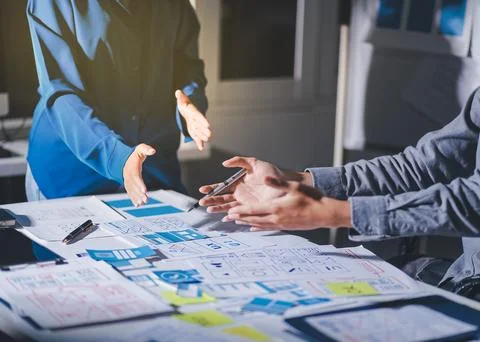 Team of Program Developer Collaborating on UXUI Design Planning in a Modern.. Foto stock
