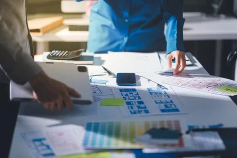 Team of Program Developer Collaborating on UXUI Design Planning in a Modern.. Foto stock