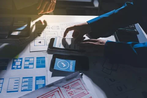 Team of Program Developer Collaborating on UXUI Design Planning in a Modern.. Foto stock