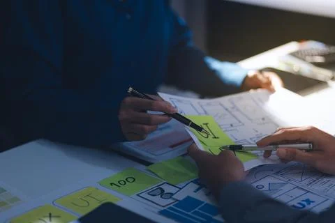 Team of Program Developer Collaborating on UXUI Design Planning in a Modern.. Foto stock