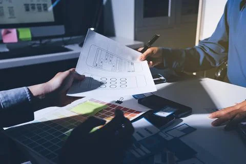 Team of Program Developer Collaborating on UXUI Design Planning in a Modern.. Foto stock