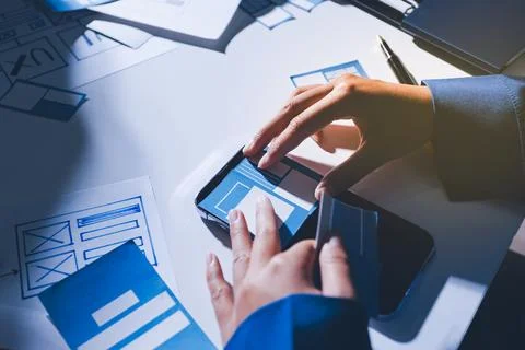 Team of Program Developer Collaborating on UXUI Design Planning in a Modern.. Foto stock
