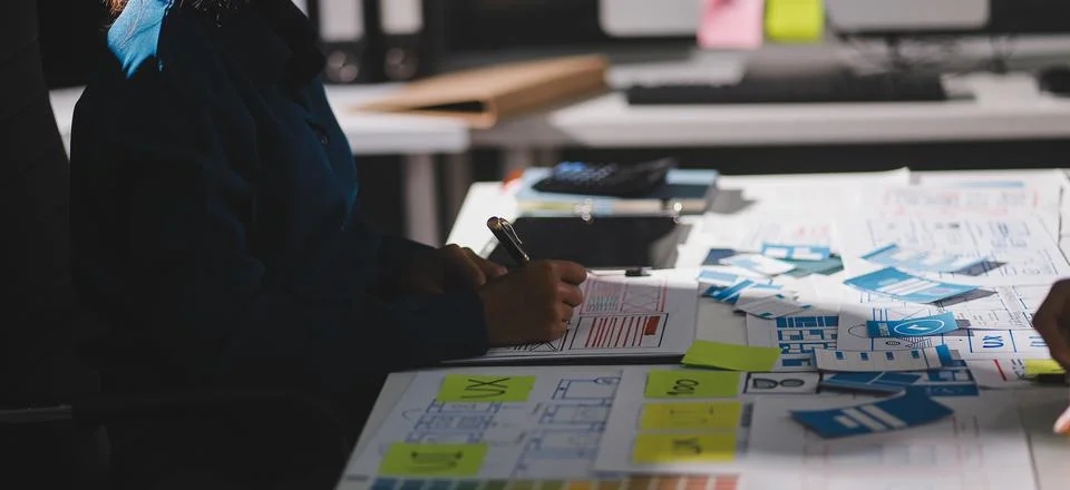 Team of Program Developer Collaborating on UXUI Design Planning in a Modern.. Foto stock