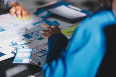 Team of Program Developer Collaborating on UXUI Design Planning in a Modern.. Foto stock