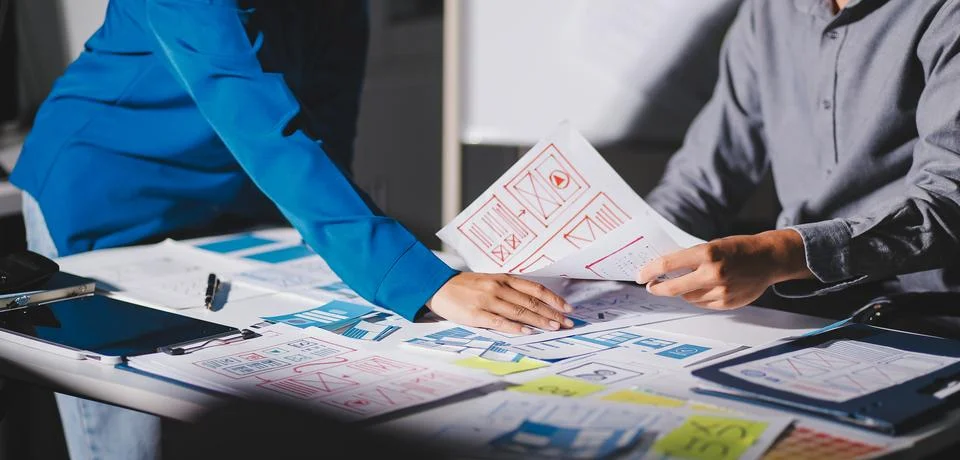 Team of Program Developer Collaborating on UXUI Design Planning in a Modern.. Foto stock