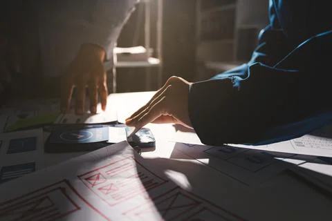 Team of Program Developer Collaborating on UXUI Design Planning in a Modern.. Foto stock