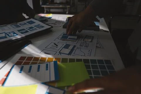 Team of Program Developer Collaborating on UXUI Design Planning in a Modern.. Foto stock