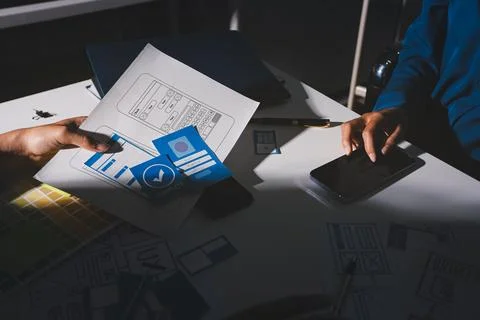 Team of Program Developer Collaborating on UXUI Design Planning in a Modern.. Foto stock