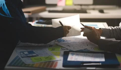 Team of Program Developer Collaborating on UXUI Design Planning in a Modern.. Foto stock