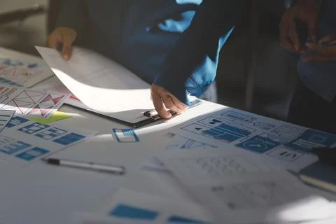 Team of Program Developer Collaborating on UXUI Design Planning in a Modern.. Foto stock