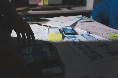 Team of Program Developer Collaborating on UXUI Design Planning in a Modern.. Foto stock