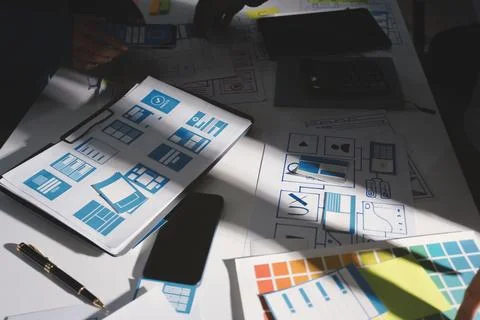 Team of Program Developer Collaborating on UXUI Design Planning in a Modern.. Foto stock